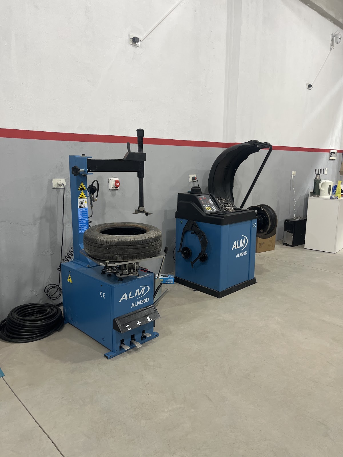 Desarmadora neumática ALM20D y balanceadora computarizada ALM20B en el taller